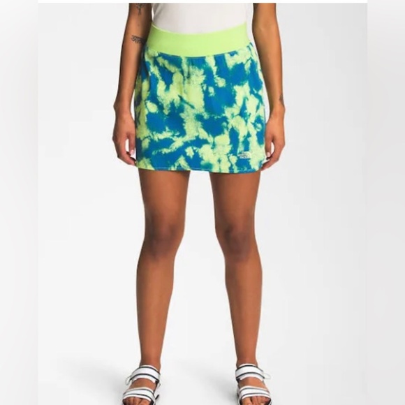 The North Face Women's Printed Class green tie dye look Skort size medium new - Picture 1 of 3